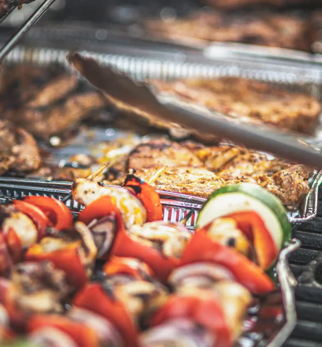 grill, kiełbaski na grilu